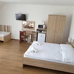 Adam Apartmanhaz Гостевой дом Шиофок