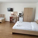 Гостевой дом Adam Apartmanhaz Шиофок
