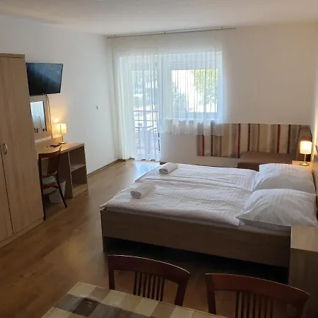 Adam Apartmanhaz *