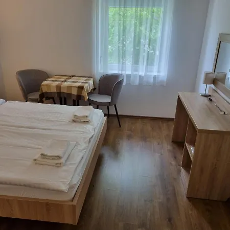 Adam Apartmanhaz ゲストハウス 4*