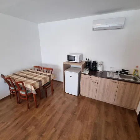 Adam Apartmanhaz Pensjonat Siófok