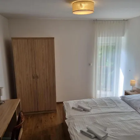 Adam Apartmanhaz Gæstehus