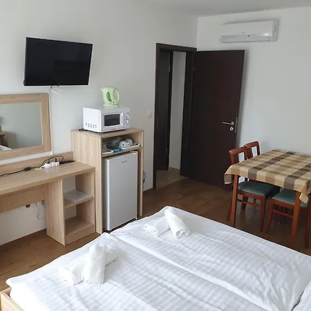 ゲストハウス Adam Apartmanhaz *