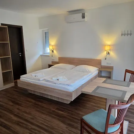 Adam Apartmanhaz Guest house