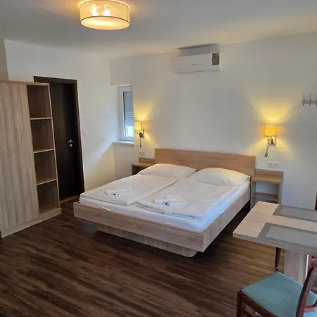 Guest house Adam Apartmanhaz Siofok