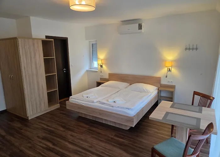 Pensiune Adam Apartmanhaz Siófok